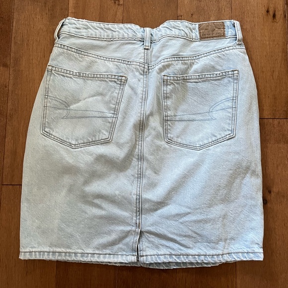 AMERICAN EAGLE LIGHTWASH BLUE JEAN SKIRT - Picture 2 of 4